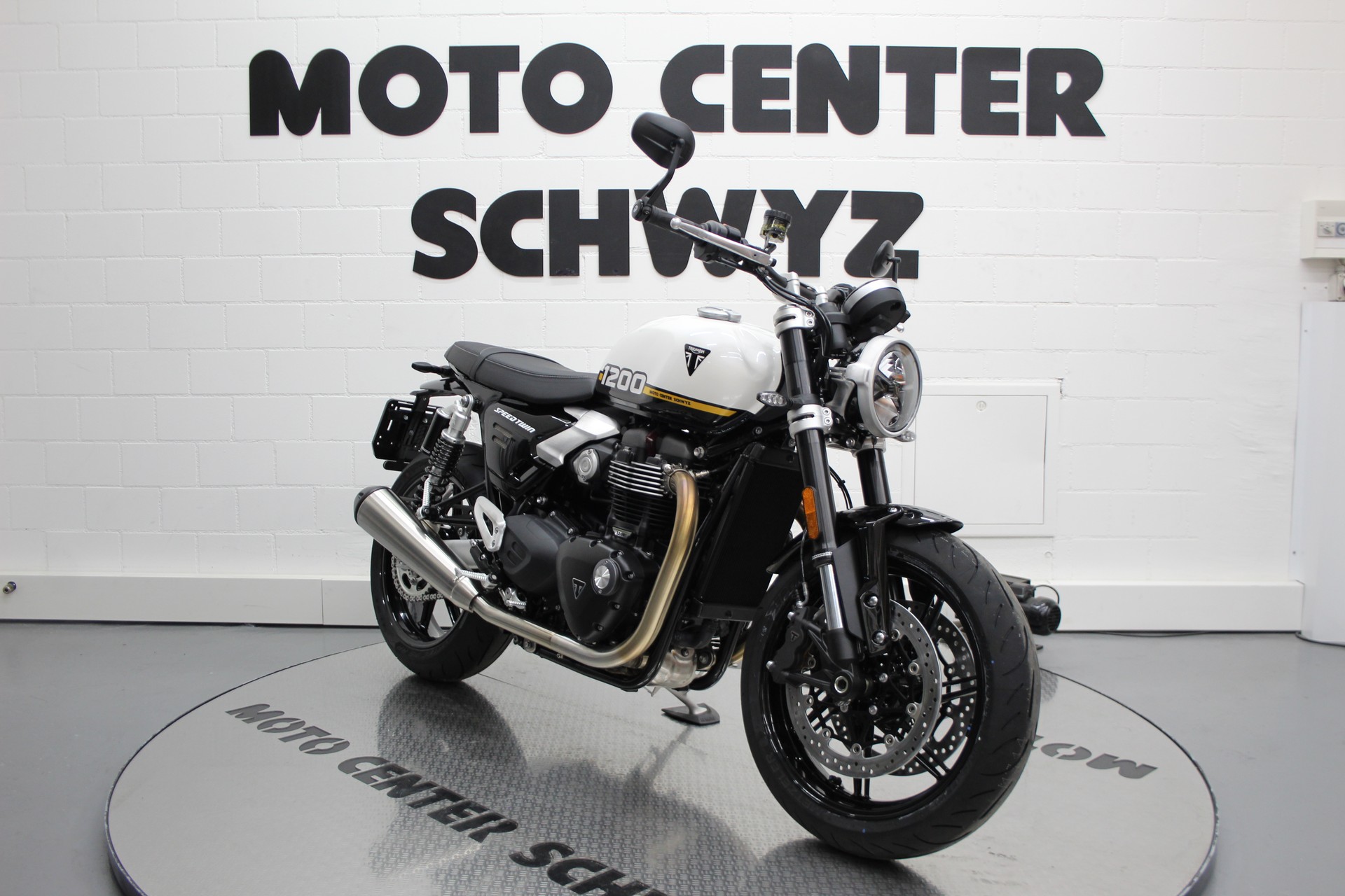 TRIUMPH Speed Twin 1200-showroom-element-1