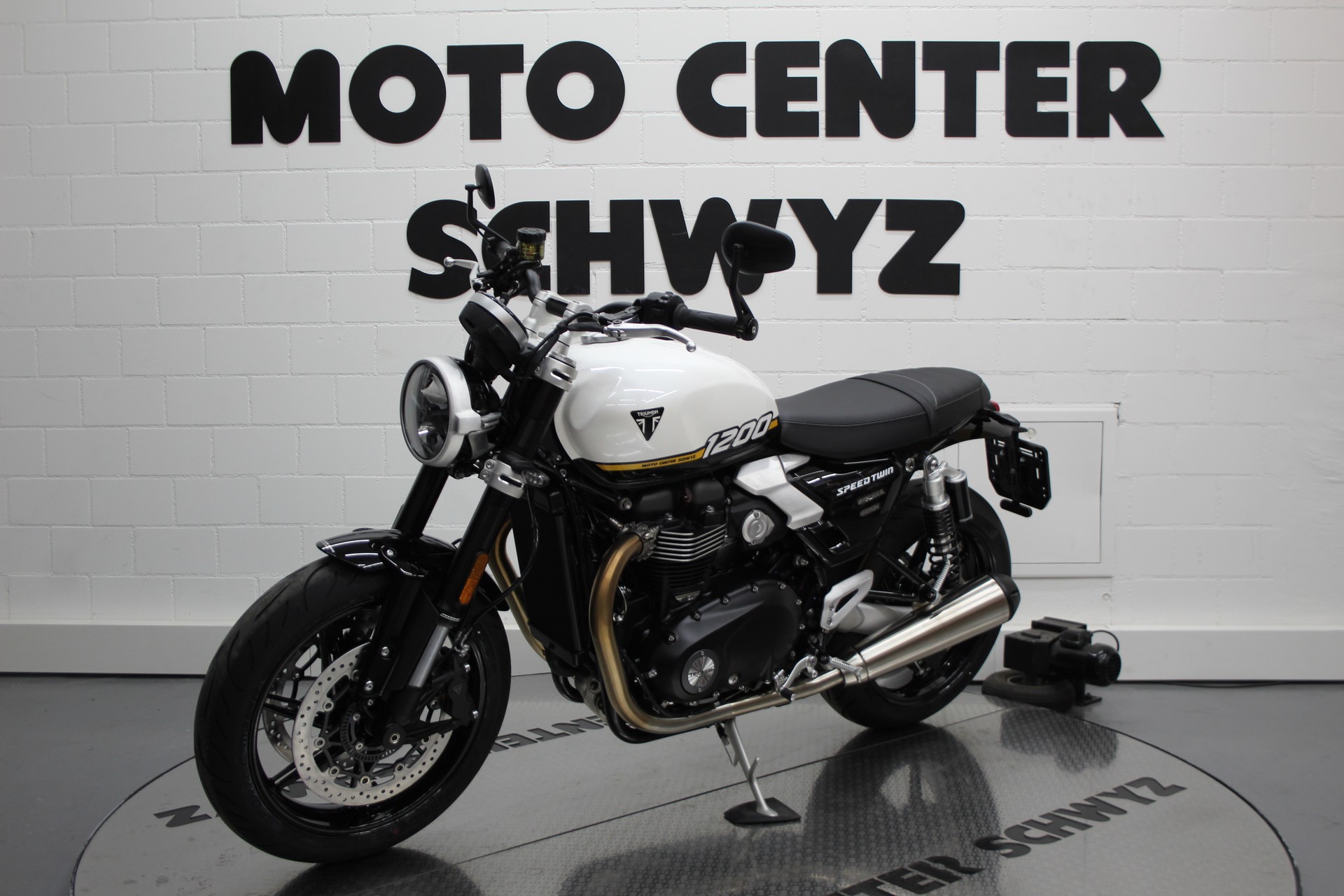 TRIUMPH Speed Twin 1200-showroom-element-3
