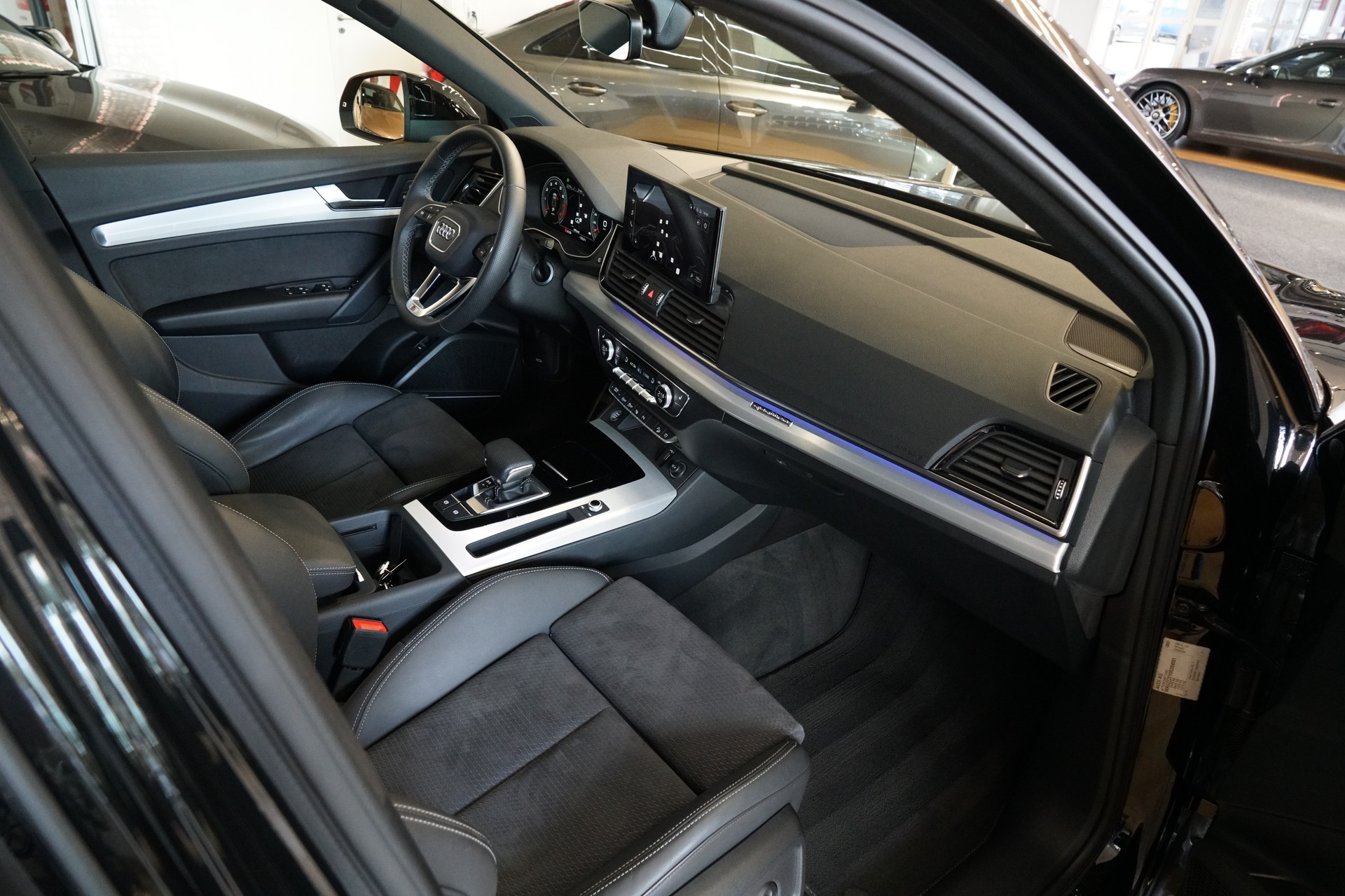 AUDI Q5 45 TFSI S-line quattro S-tronic-image-12