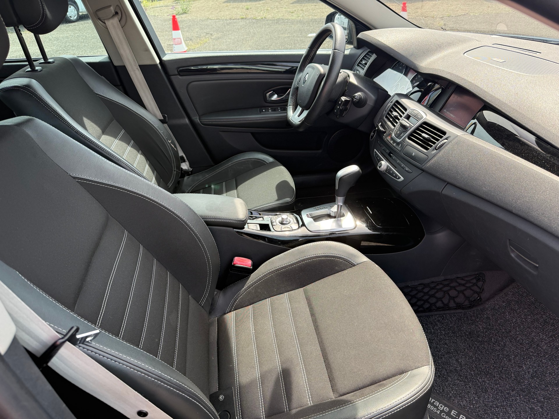 RENAULT Laguna Grandtour 2.0 16V T Bose Automatic-image-4