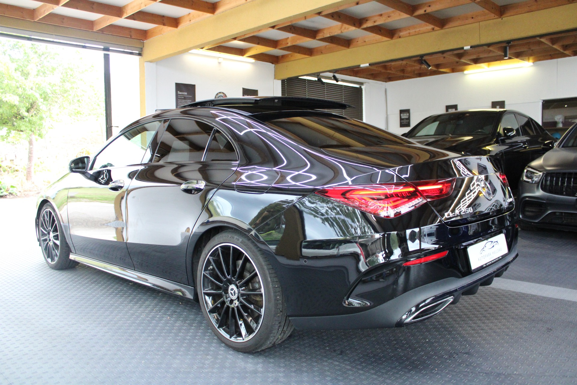 MERCEDES-BENZ CLA 250 4Matic AMG Line 7G-DCT-image-4