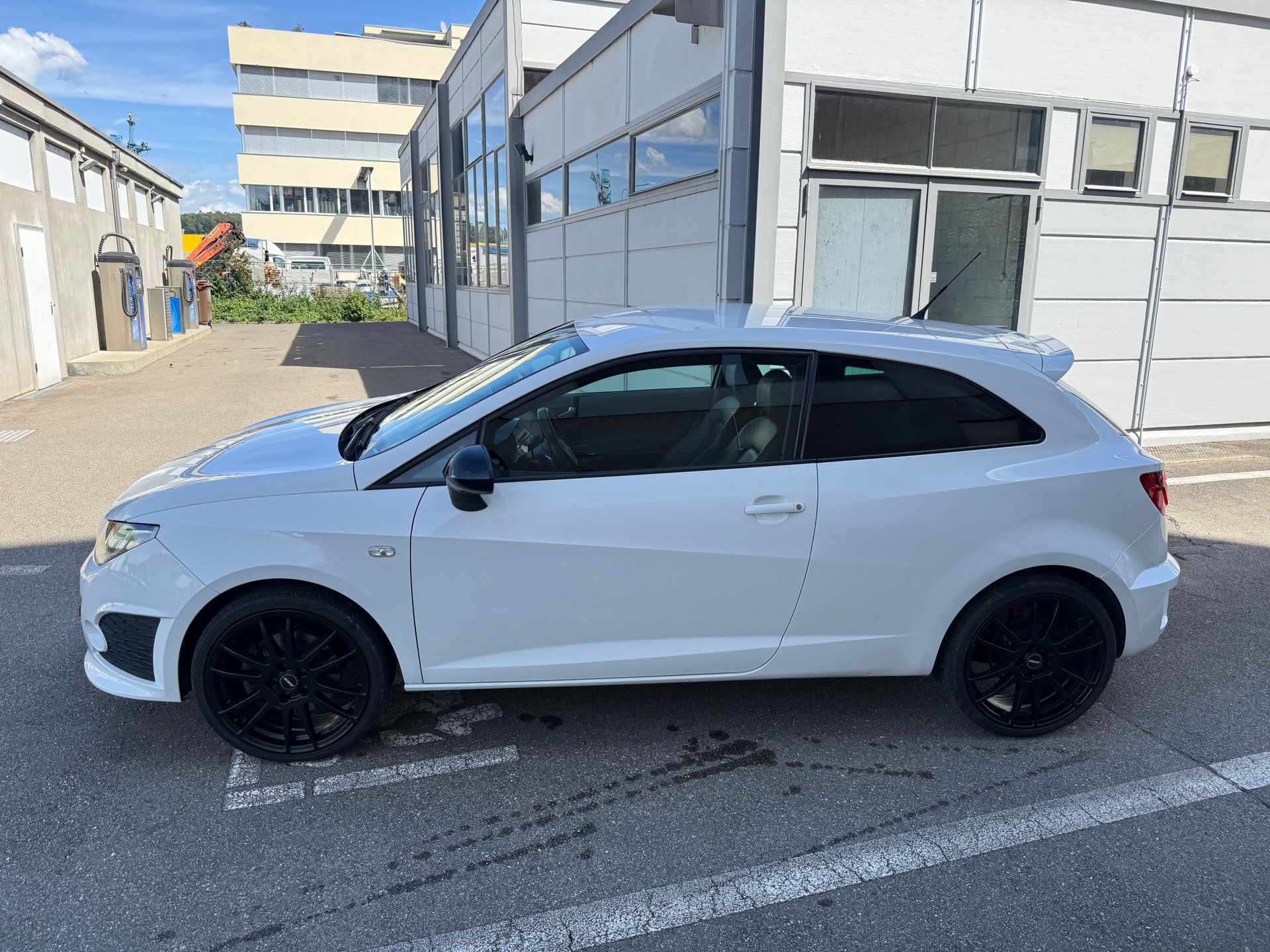SEAT Ibiza SC 1.4 TSI Cupra R210 Swiss Racing DSG *Frisch ab MFK *CH Fahrzeug *Automat *210 PS *Lederausstattung *8 Fach bereift-image-6