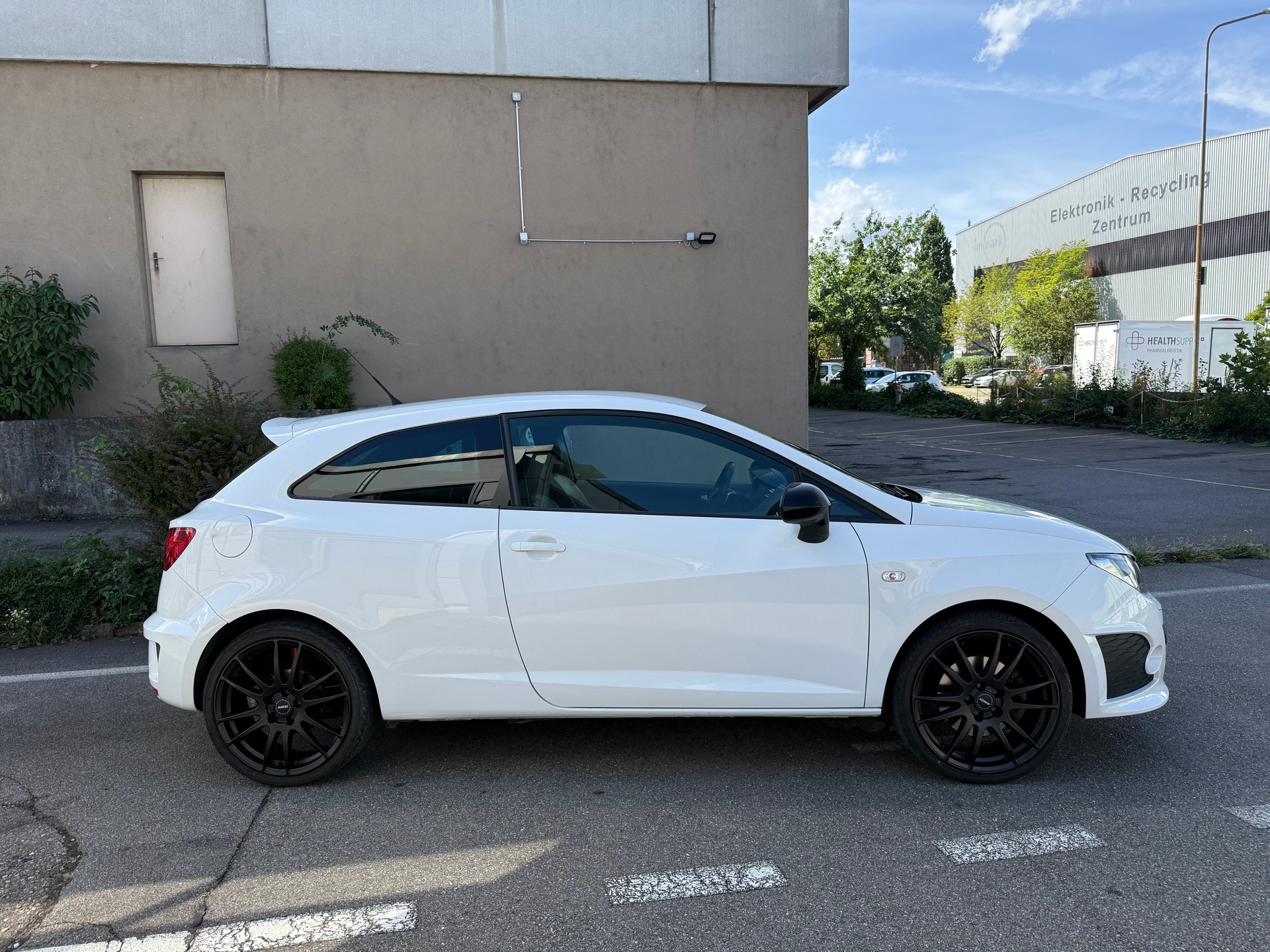 SEAT Ibiza SC 1.4 TSI Cupra R210 Swiss Racing DSG *Frisch ab MFK *CH Fahrzeug *Automat *210 PS *Lederausstattung *8 Fach bereift-image-2