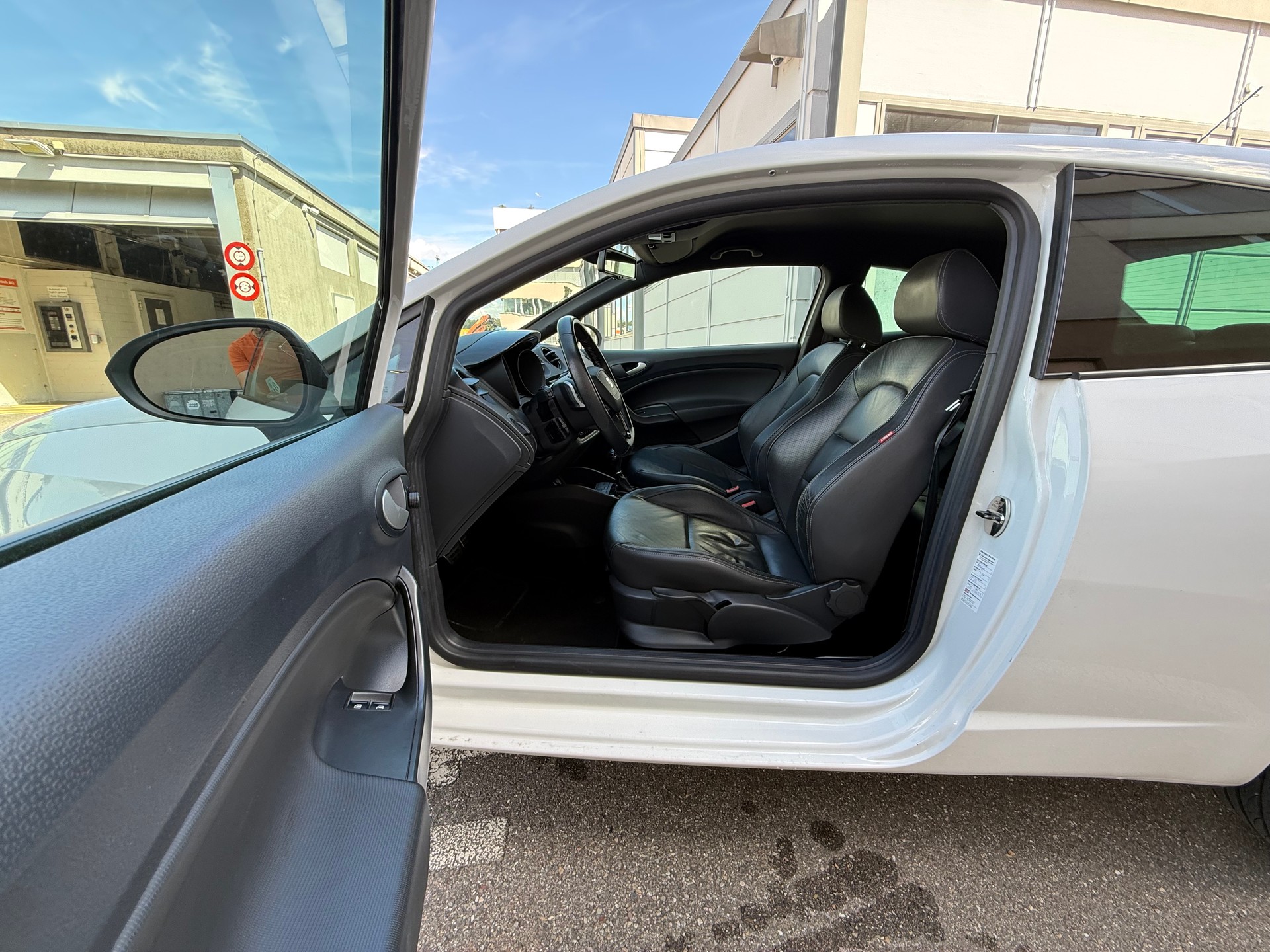 SEAT Ibiza SC 1.4 TSI Cupra R210 Swiss Racing DSG *Frisch ab MFK *CH Fahrzeug *Automat *210 PS *Lederausstattung *8 Fach bereift-image-7