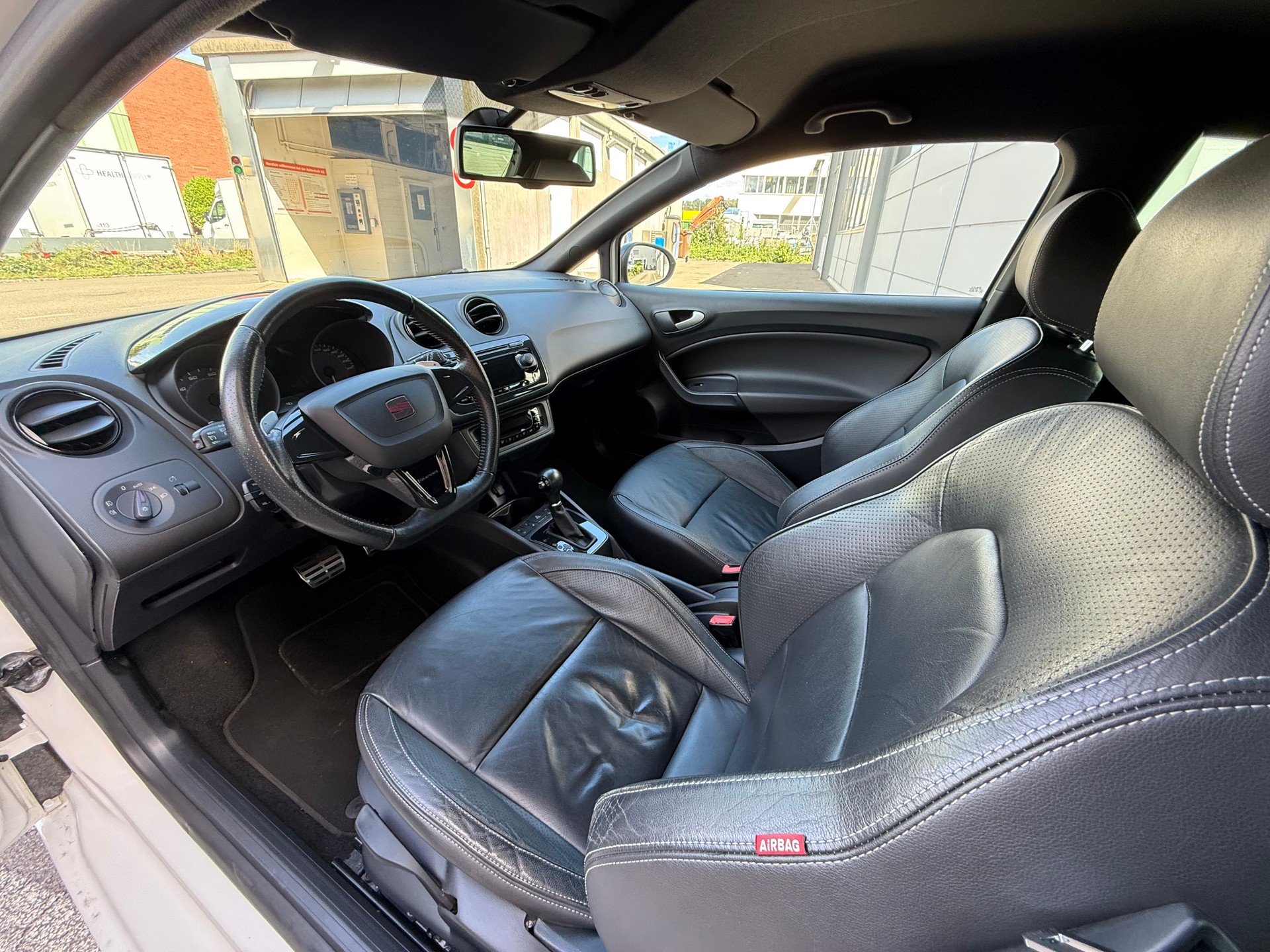 SEAT Ibiza SC 1.4 TSI Cupra R210 Swiss Racing DSG *Frisch ab MFK *CH Fahrzeug *Automat *210 PS *Lederausstattung *8 Fach bereift-image-8