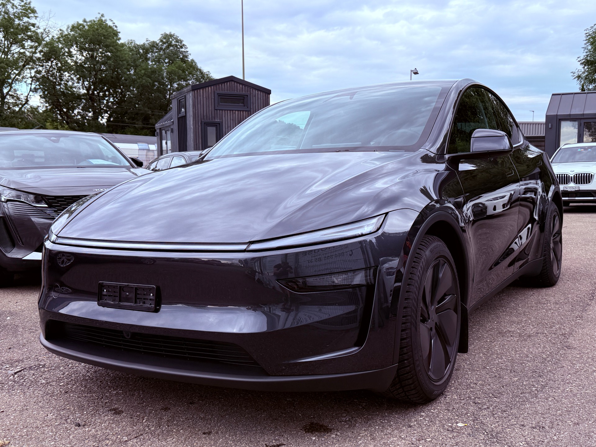 TESLA Model Y Long Range AWD Stealth Grey-image-1