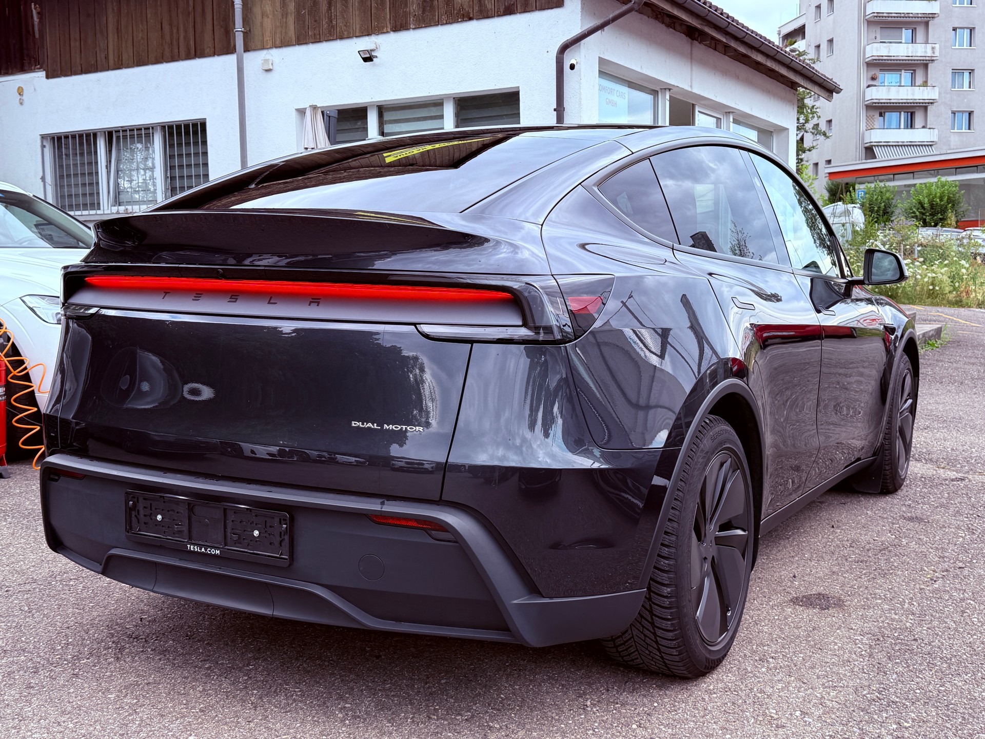TESLA Model Y Long Range AWD Stealth Grey-image-8