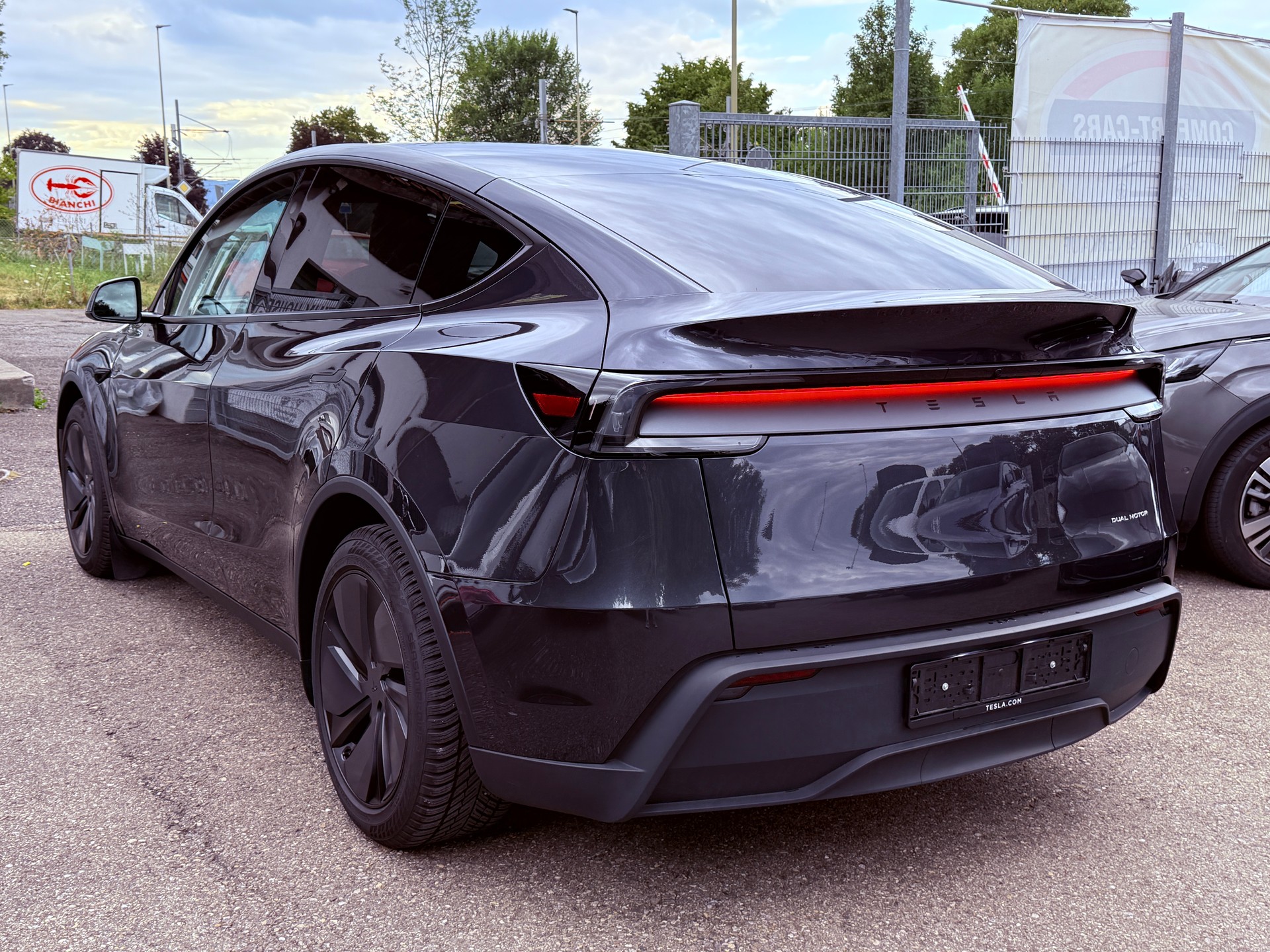 TESLA Model Y Long Range AWD Stealth Grey-image-6