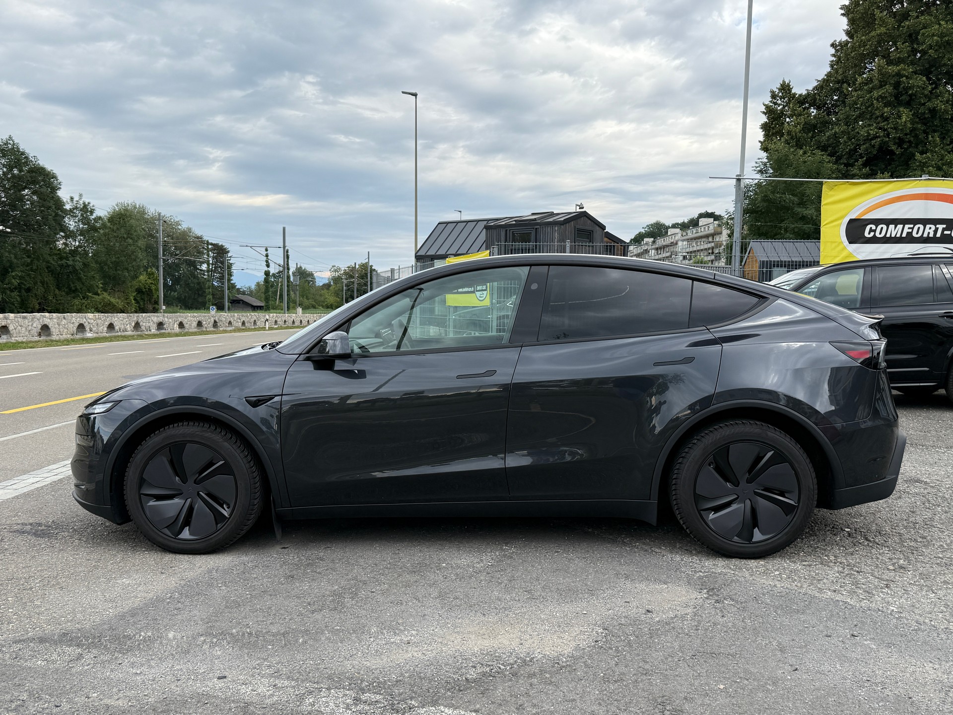TESLA Model Y Long Range AWD Stealth Grey-image-4