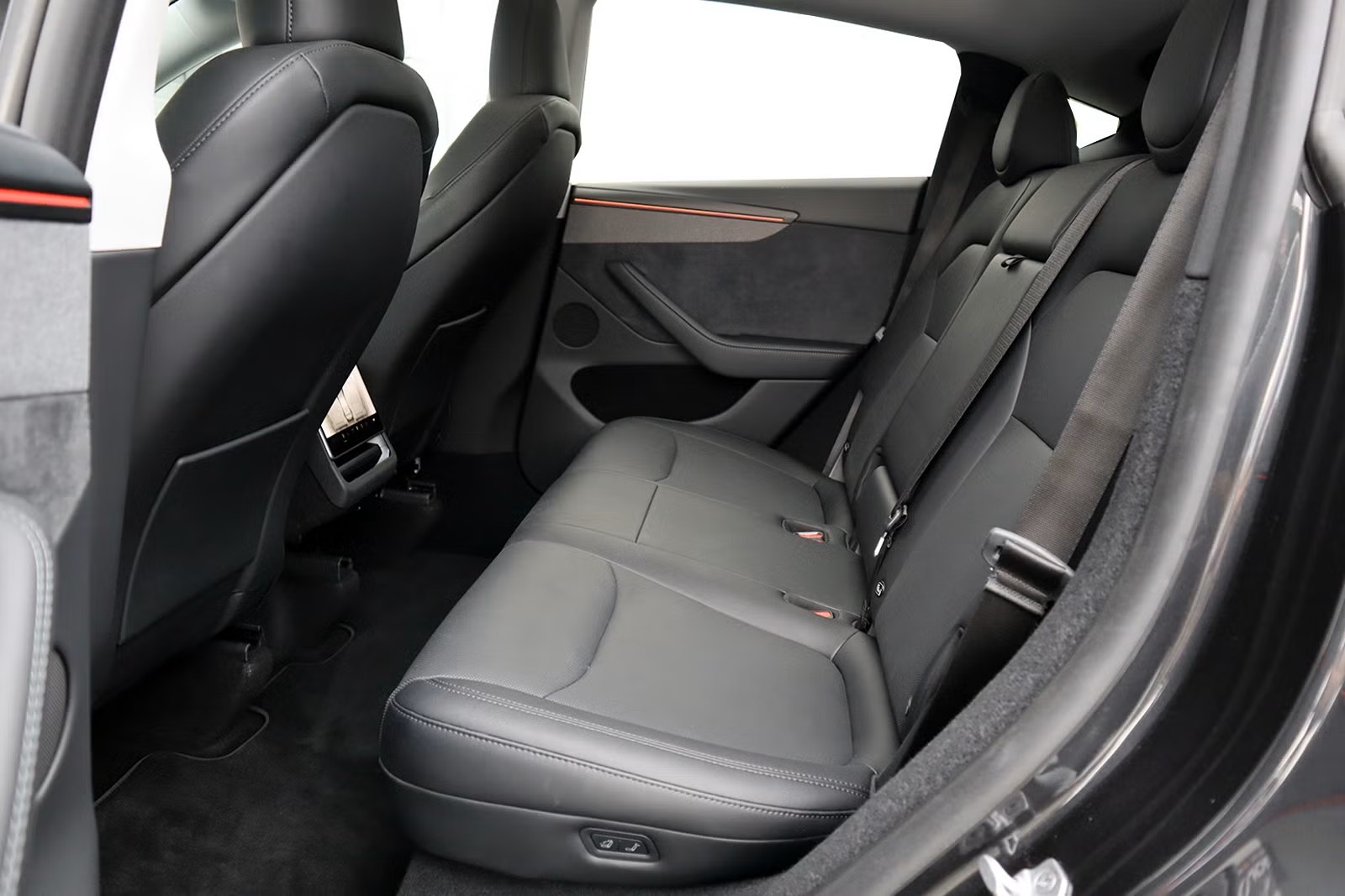 TESLA Model Y Long Range AWD Stealth Grey-image-18