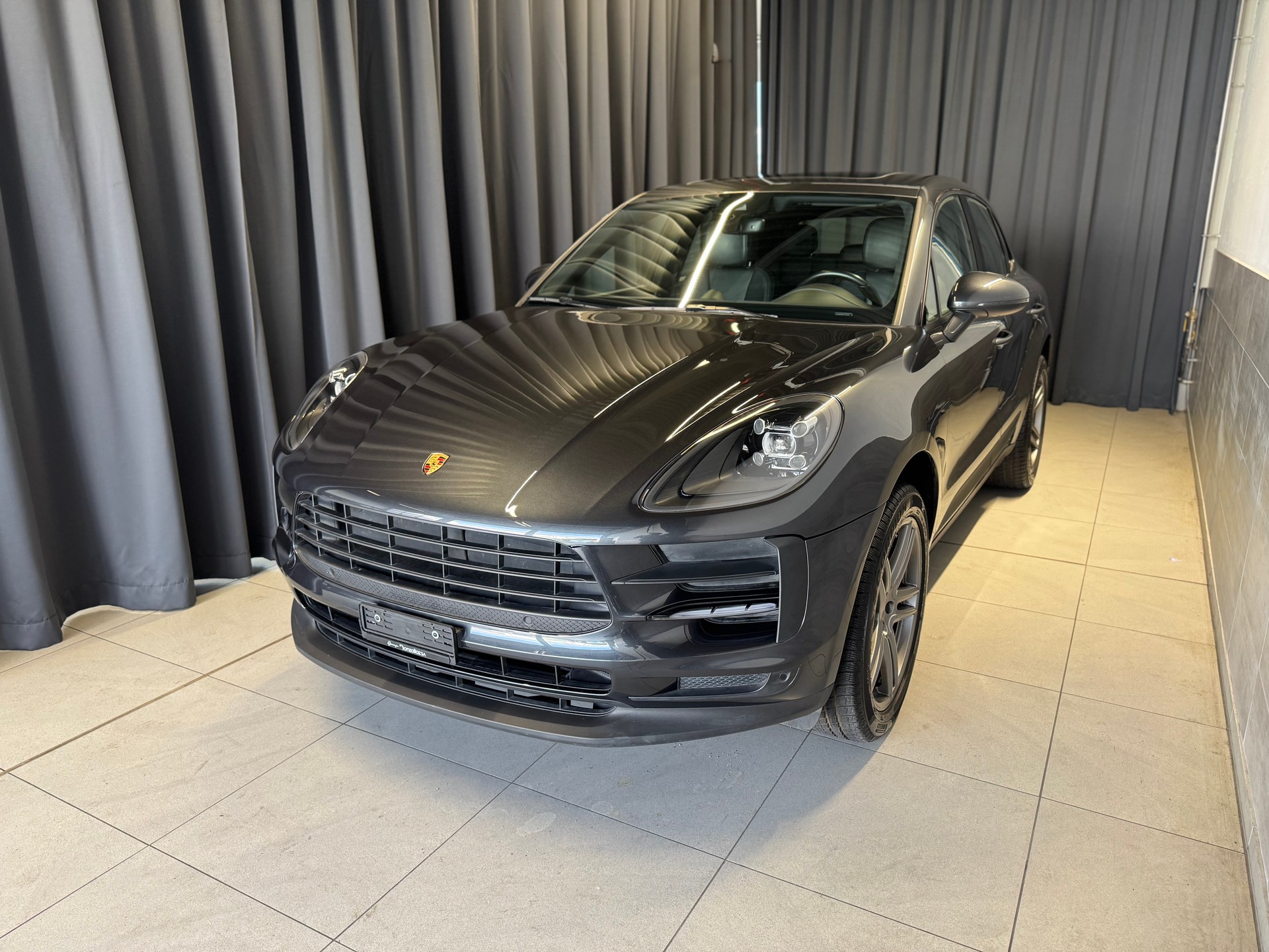 PORSCHE Macan PDK (5)-showroom-element-2