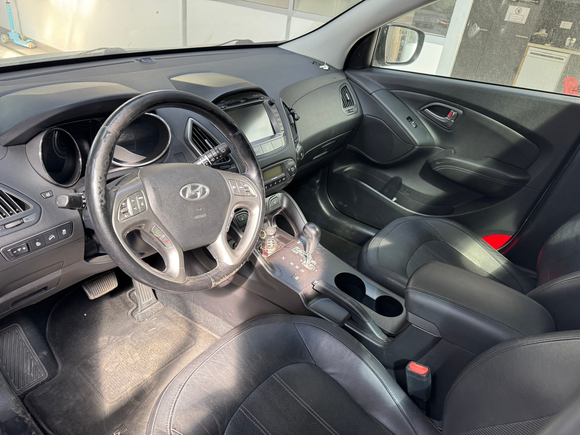 HYUNDAI iX 35 2.0 CRDi Premium 4WD Automatic-image-11