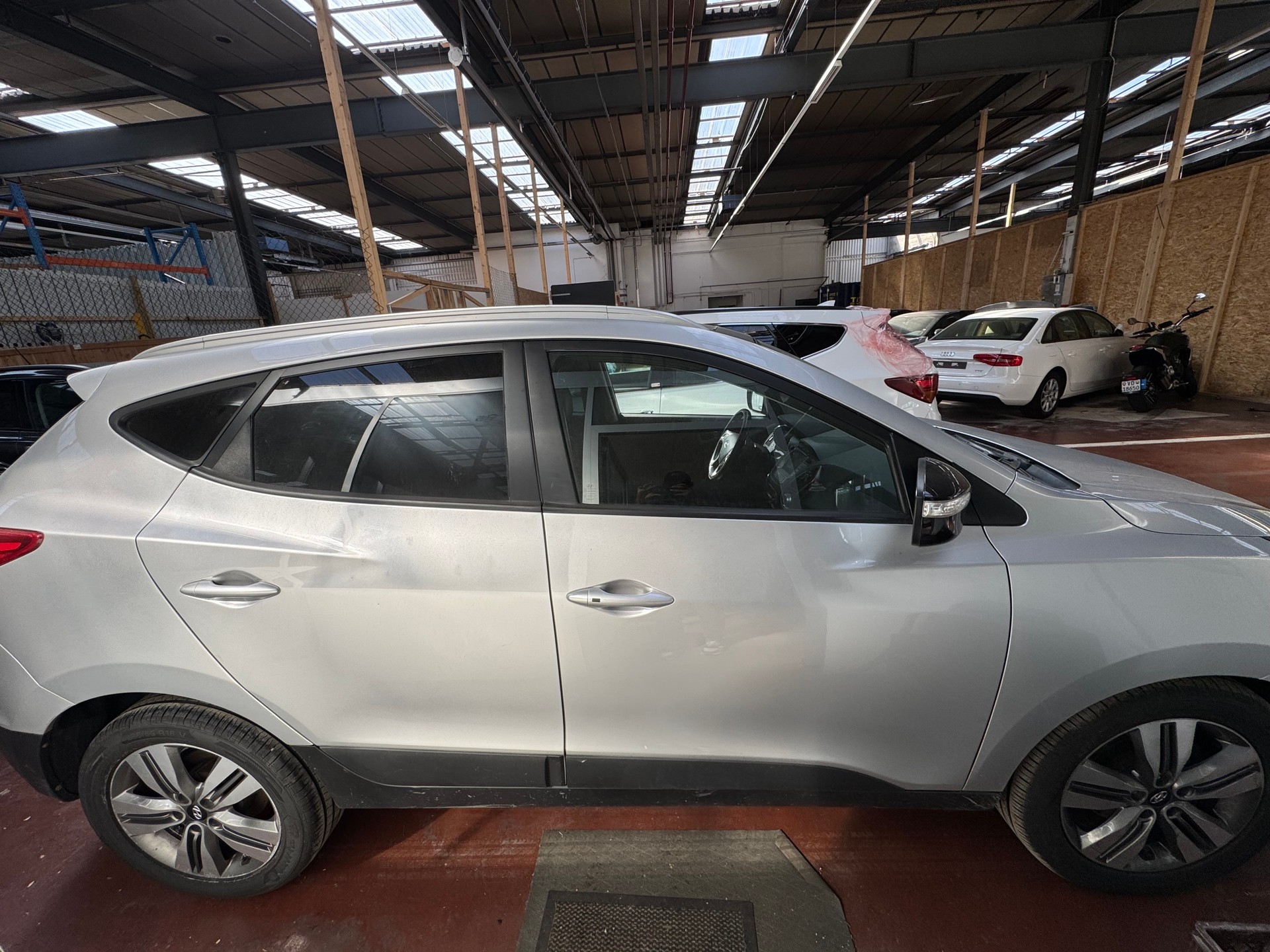 HYUNDAI iX 35 2.0 CRDi Premium 4WD Automatic-image-3