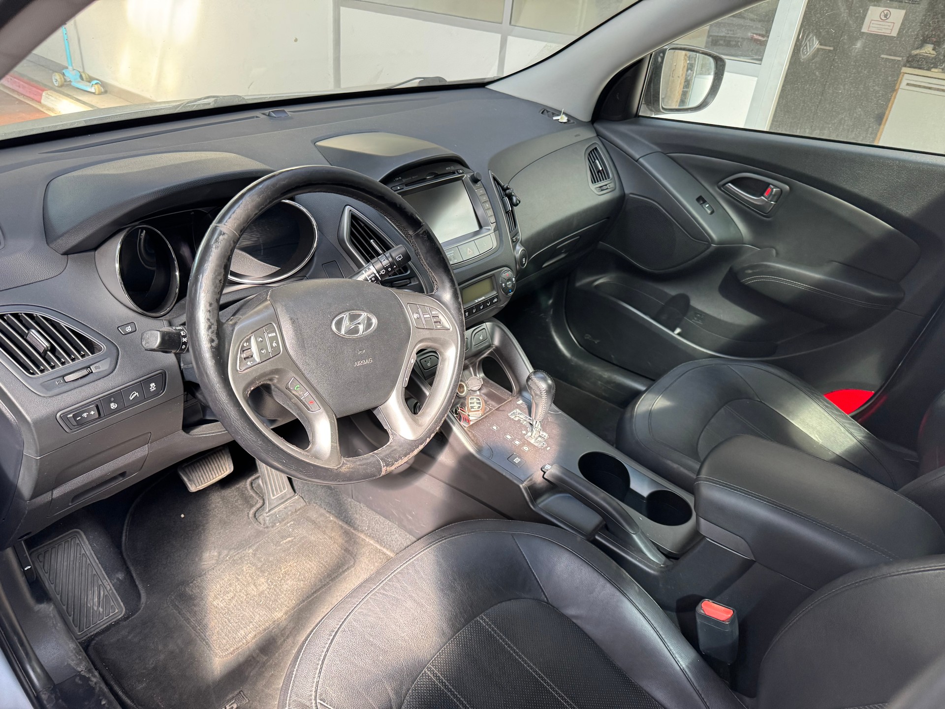 HYUNDAI iX 35 2.0 CRDi Premium 4WD Automatic-image-14