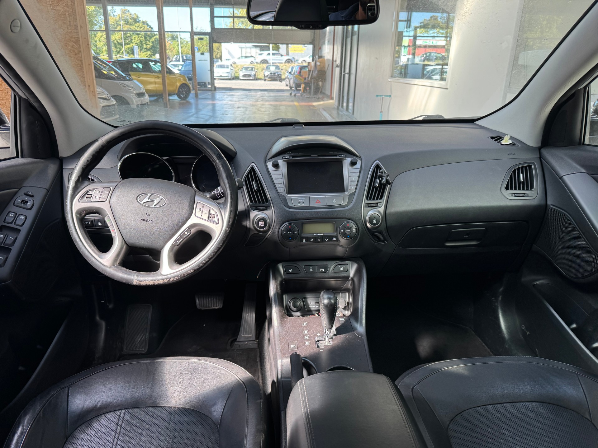 HYUNDAI iX 35 2.0 CRDi Premium 4WD Automatic-image-12