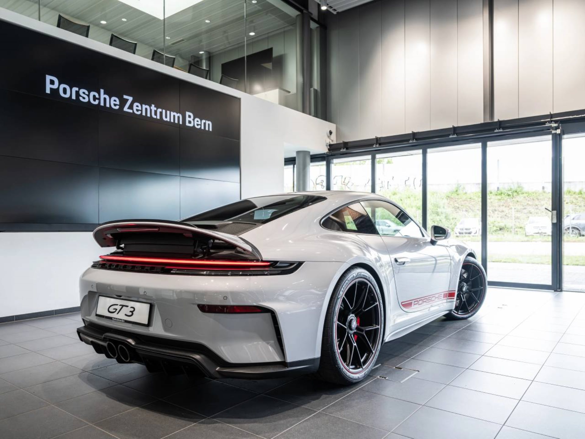 PORSCHE 911 GT3 mit Touring-Paket-image-2