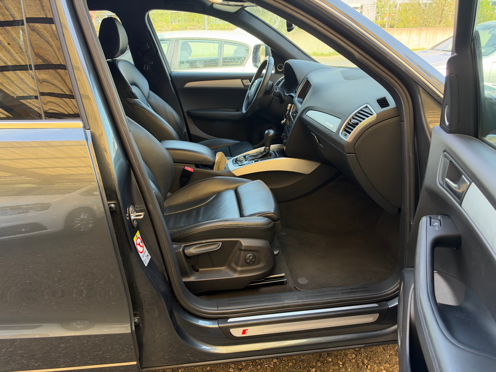 AUDI Q5 2.0 TFSI quattro S-tronic S line-image-8