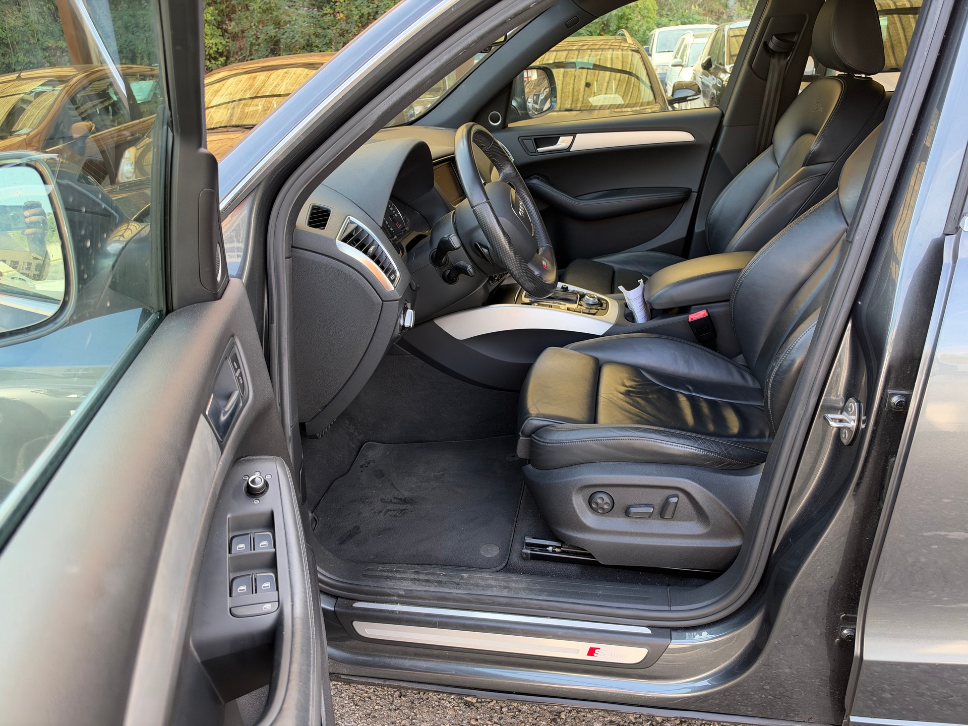 AUDI Q5 2.0 TFSI quattro S-tronic S line-image-12