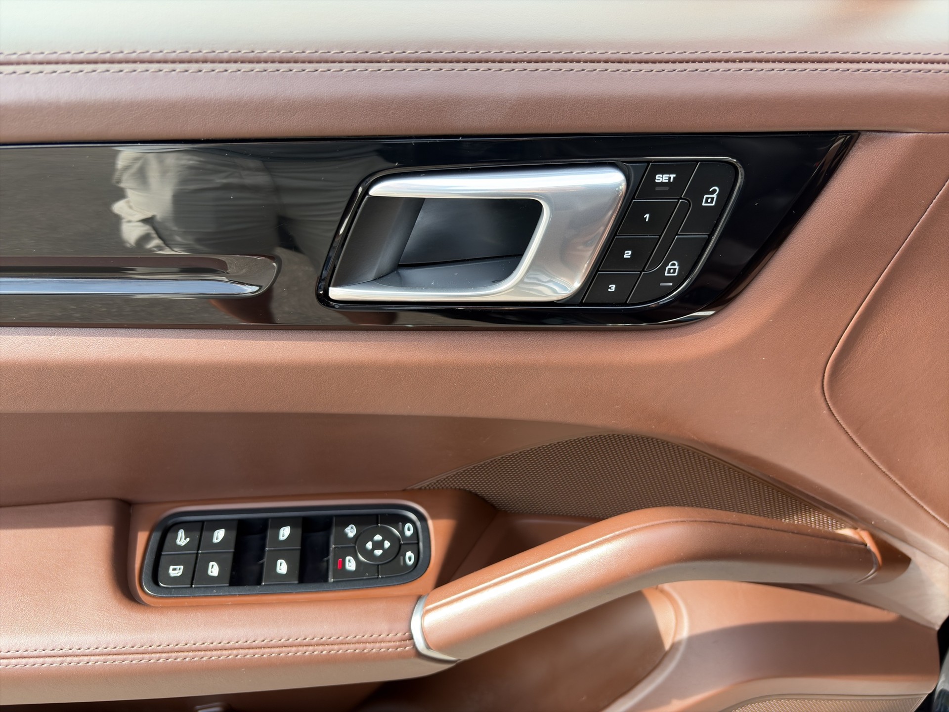 PORSCHE Cayenne E-Hybrid Platinum Edition-image-26