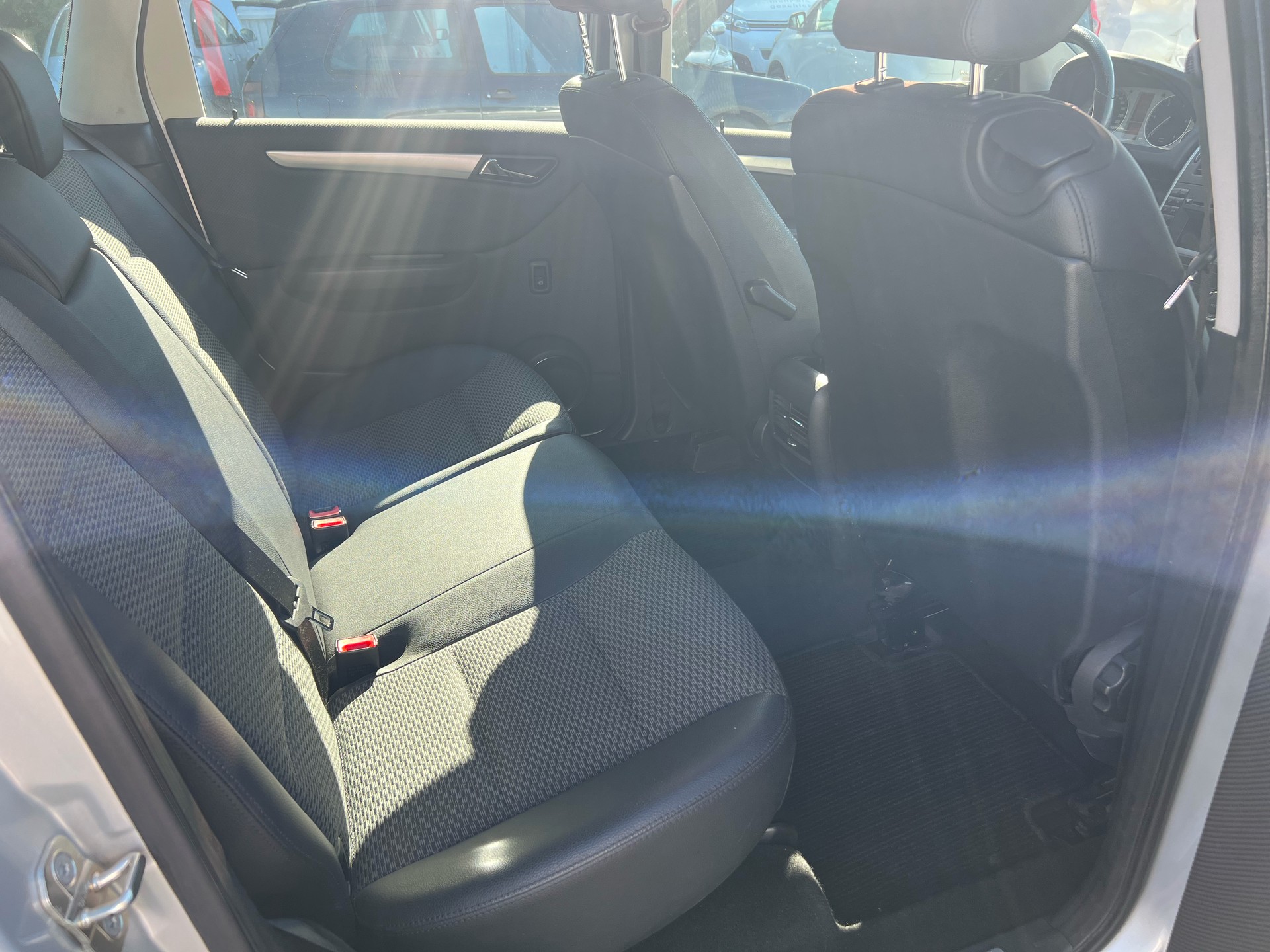 MERCEDES-BENZ B 200 CDI Autotronic-image-11