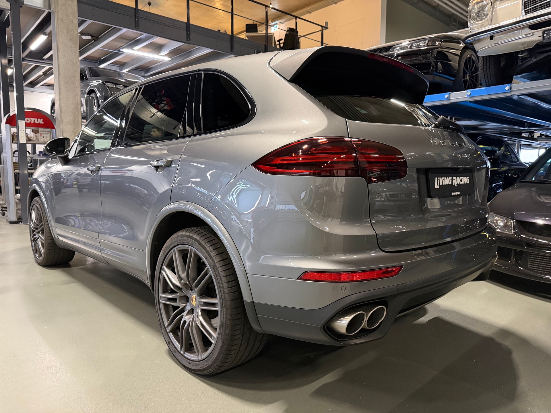 PORSCHE Cayenne S Diesel-image-2