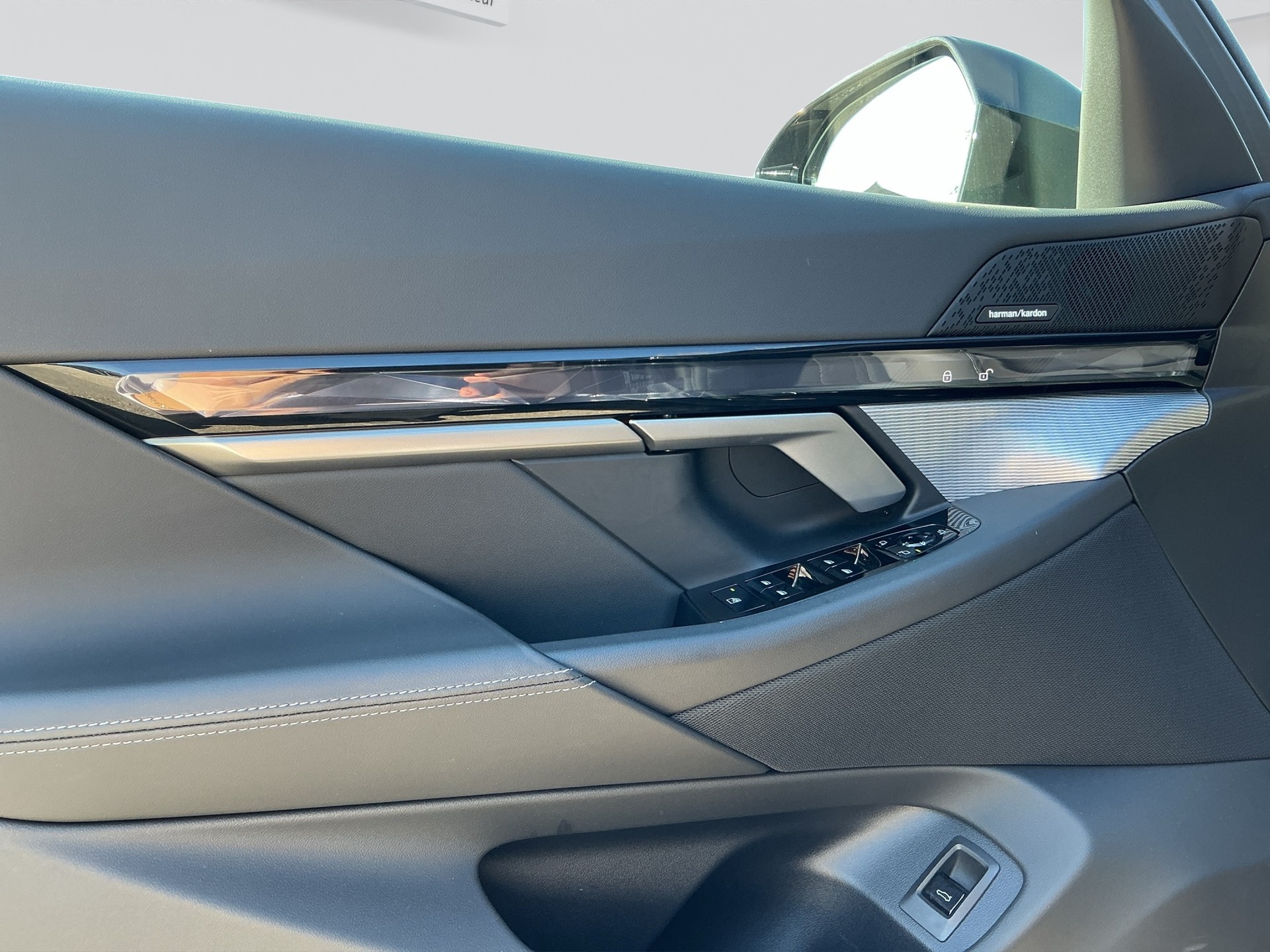 BMW 520i sDrive 48V Touring M Sport Steptronic-image-8