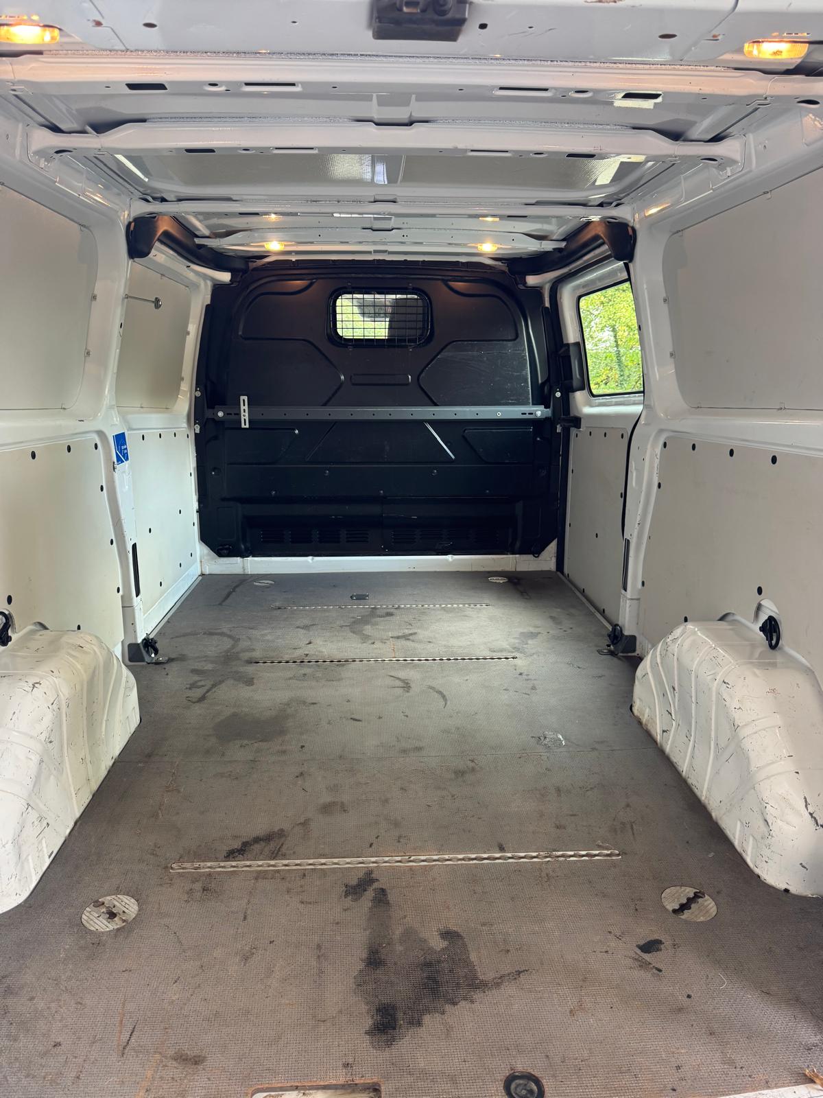 FORD Transit Custom Van 300 L2H1 Trend A-image-4