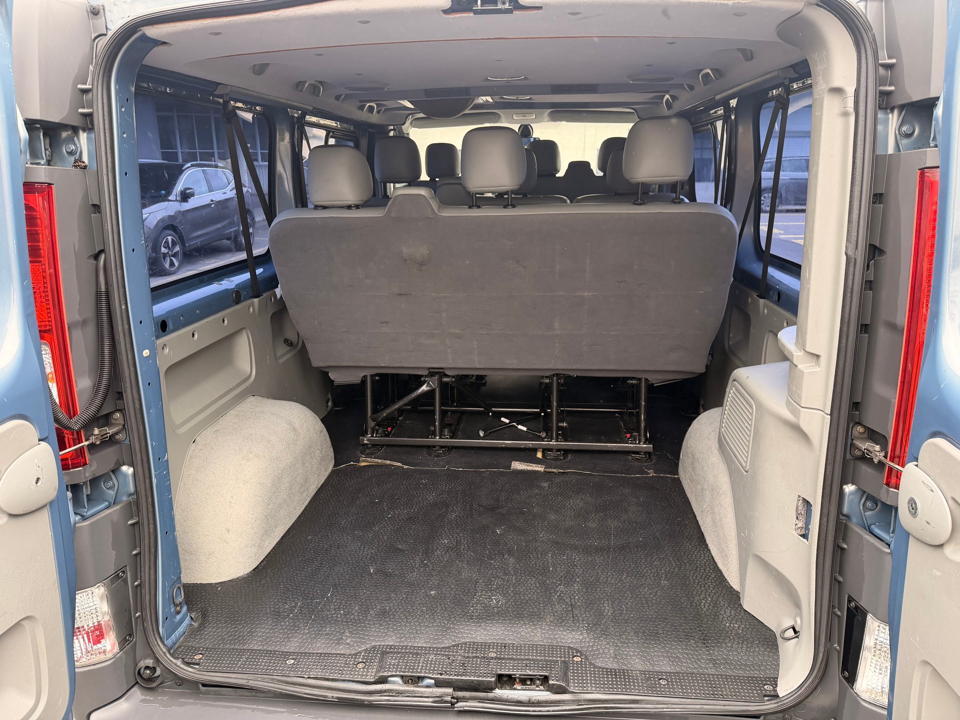 OPEL Vivaro Life 2.5CDTI 2.9t L2H1-image-12