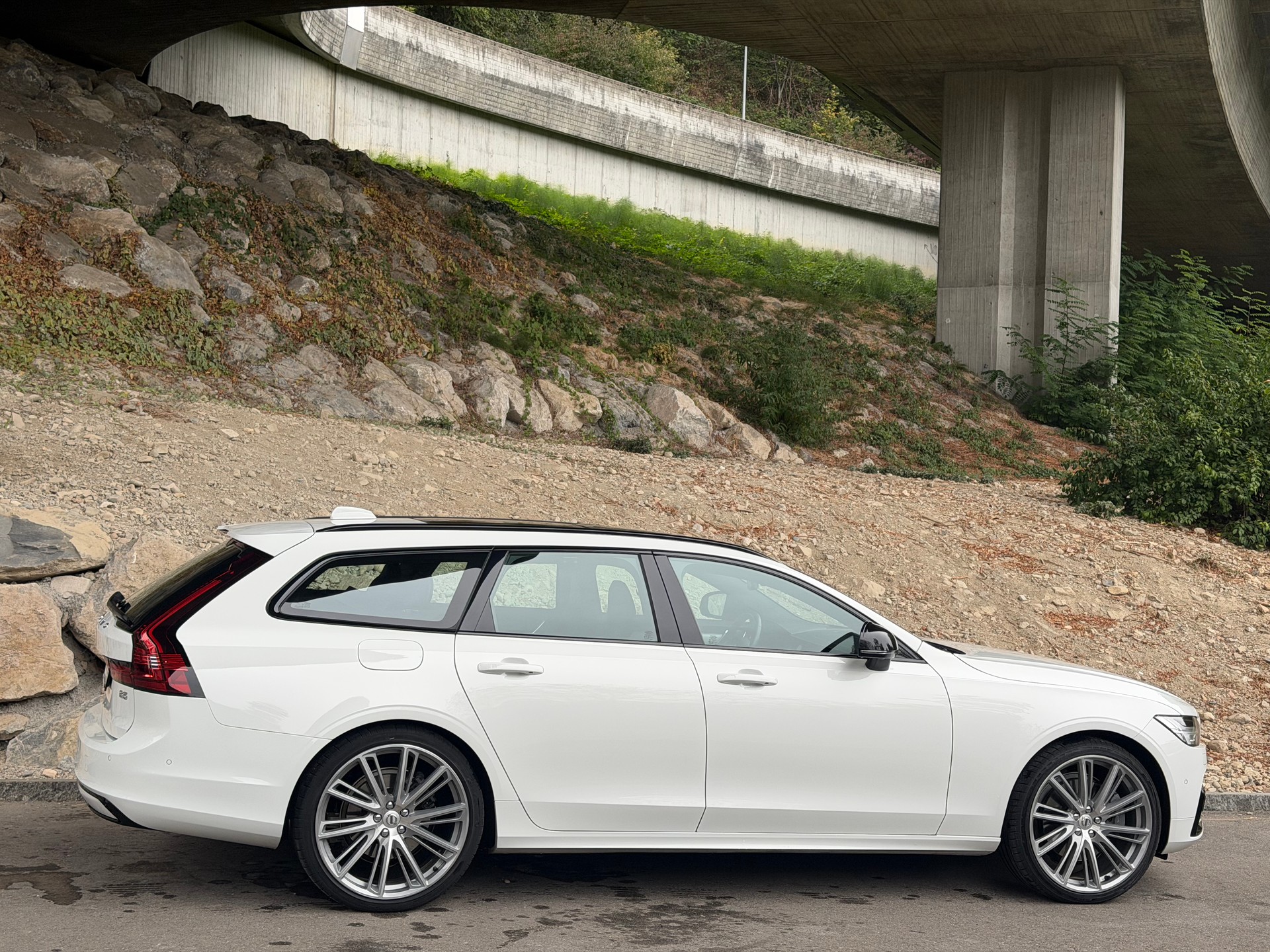 VOLVO V90 B5 Benzin Mild Hybrid R-Design Geartronic-image-5