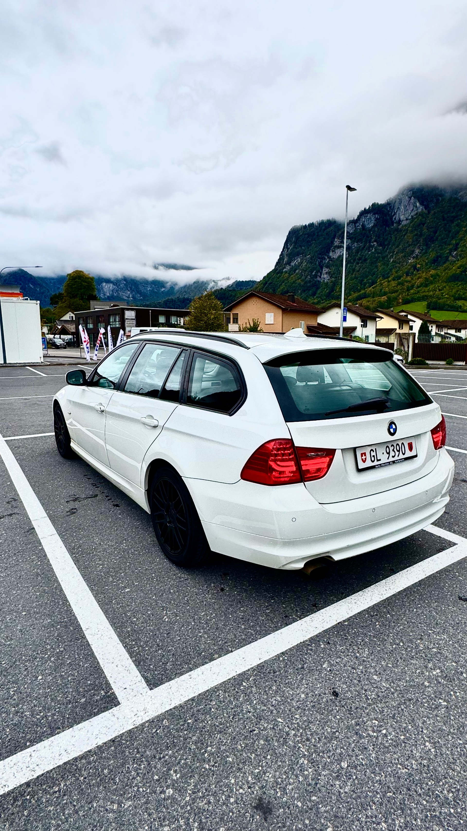BMW 318i-image-1