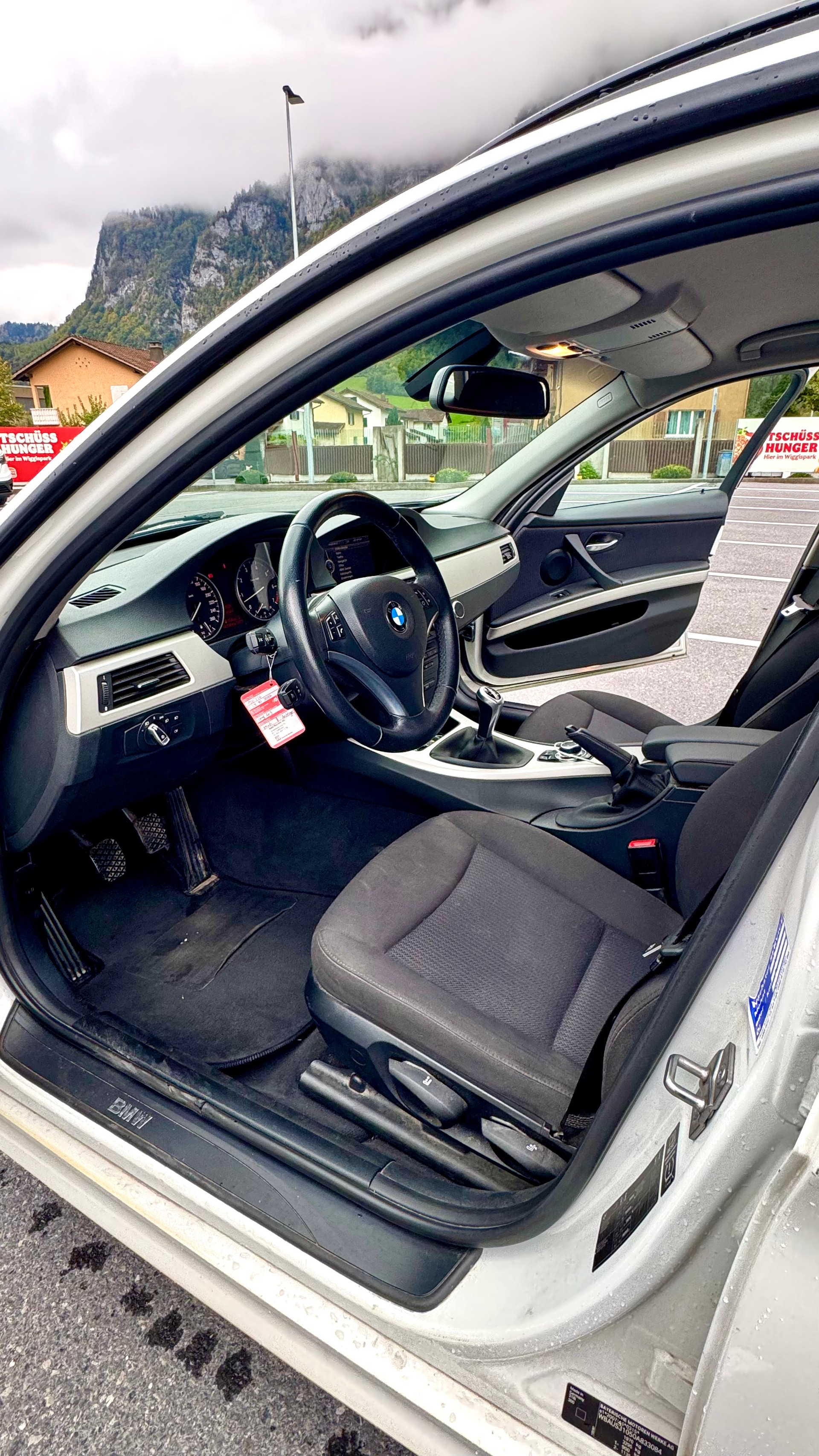 BMW 318i-image-5