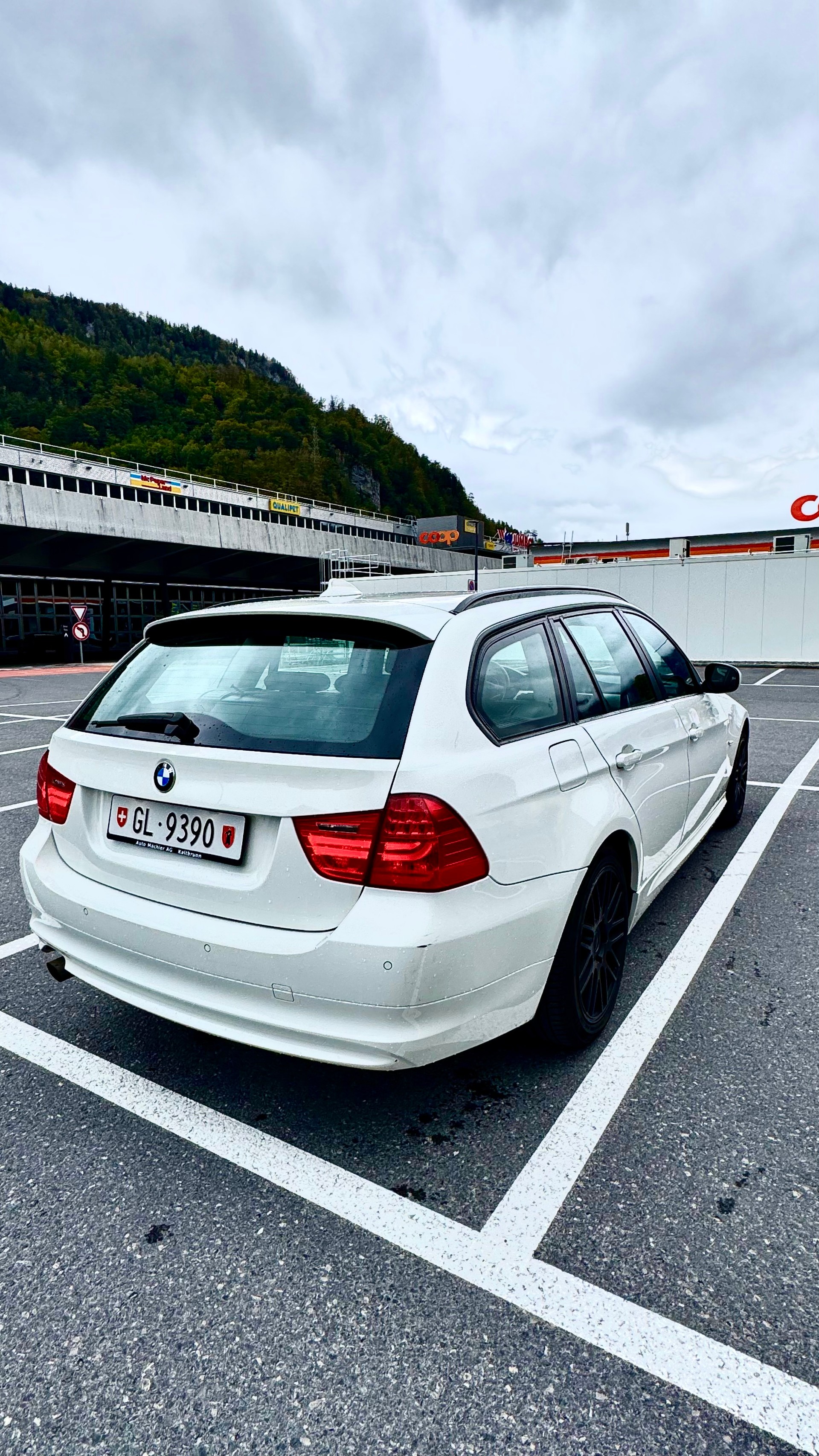 BMW 318i-image-2