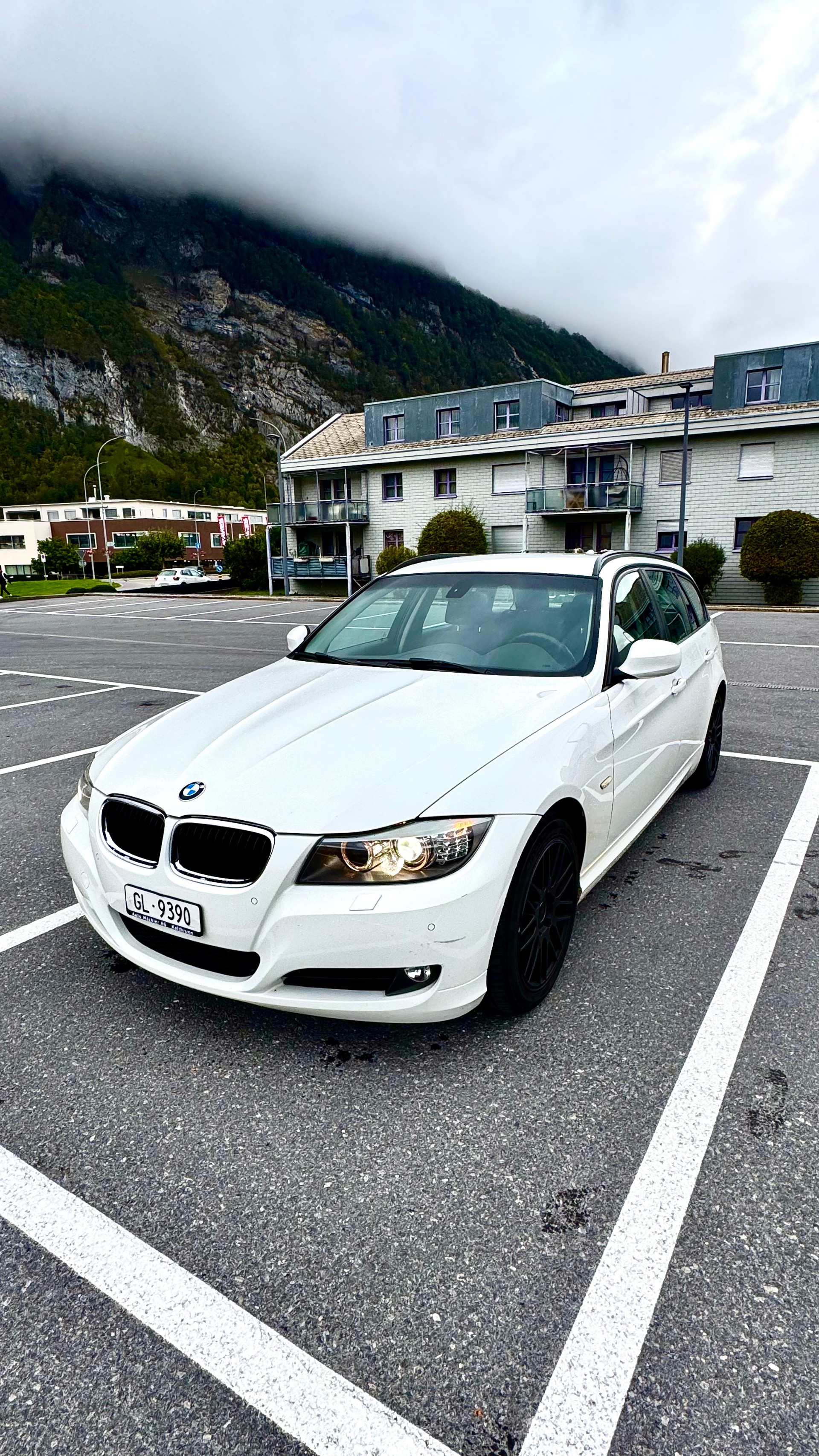 BMW 318i-image-0