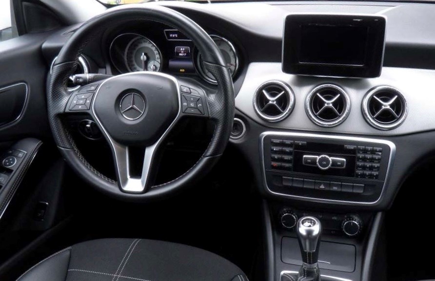MERCEDES-BENZ CLA 180 AMG Line-image-0