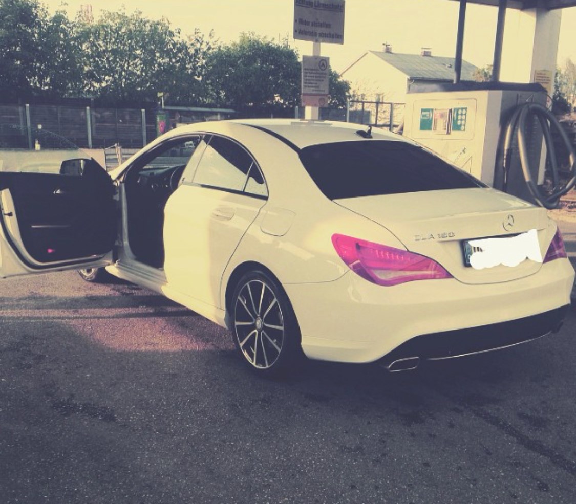 MERCEDES-BENZ CLA 180 AMG Line-image-3