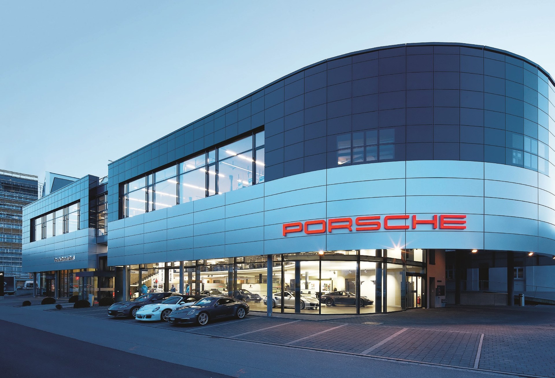 PORSCHE Taycan 4 Cross Turismo-business-18